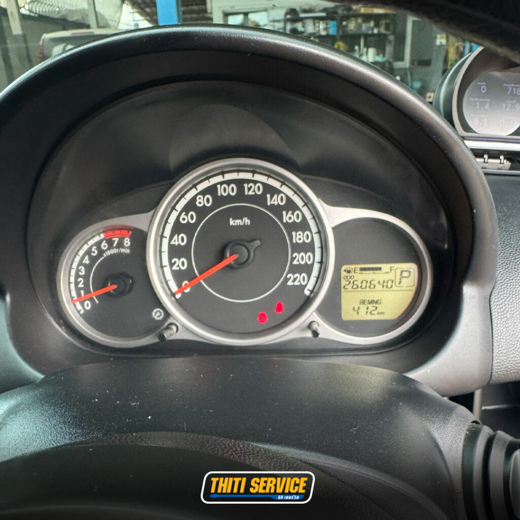 ธิติเซอร์วิส - อู่ซ่อมรถยนต์ กาญจนบุรี-เปลี่ยนปีกนกหน้า-โช๊คอัพหน้า-mazda2-2