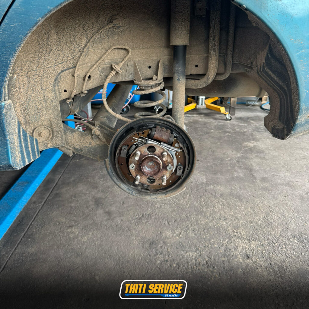 ธิติเซอร์วิส - อู่ซ่อมรถยนต์ กาญจนบุรี-เปลี่ยนปีกนกหน้า-โช๊คอัพหน้า-mazda2-2-6
