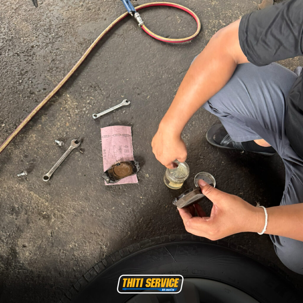ธิติเซอร์วิส - อู่ซ่อมรถยนต์ กาญจนบุรี-เทำความสะอาดเบรค4ล้อ-HYUNDAI TUCSON-6